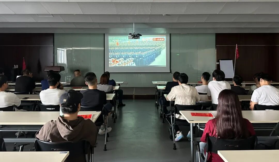 愿以吾辈之青春 捍卫盛世之中华 | 开元体育组织观看九三阅兵仪式