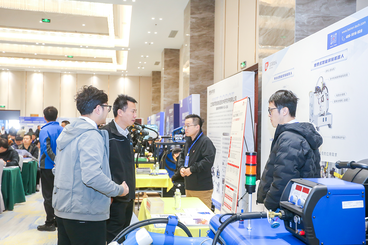 开元体育携便携式智能焊接机器人亮相2025船舶工业数智化创新技术交流大会