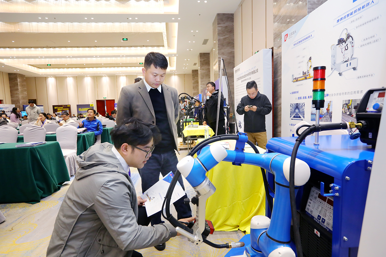 开元体育携便携式智能焊接机器人亮相2025船舶工业数智化创新技术交流大会